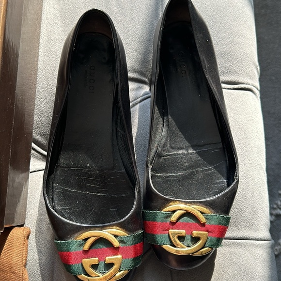 CLASSIC GUCCI FLATS WITH ICONIC COLOR STRAPS. SPECIAL HEEL PROTECTION - Picture 7 of 11